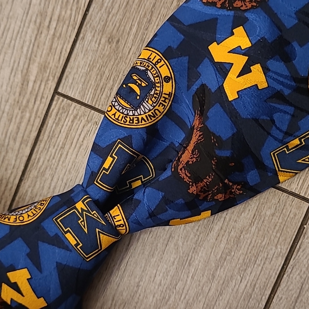 WOLVERINES Blue Gold University of Michigan‎ USA Pattern Mens Silk Tie VTG